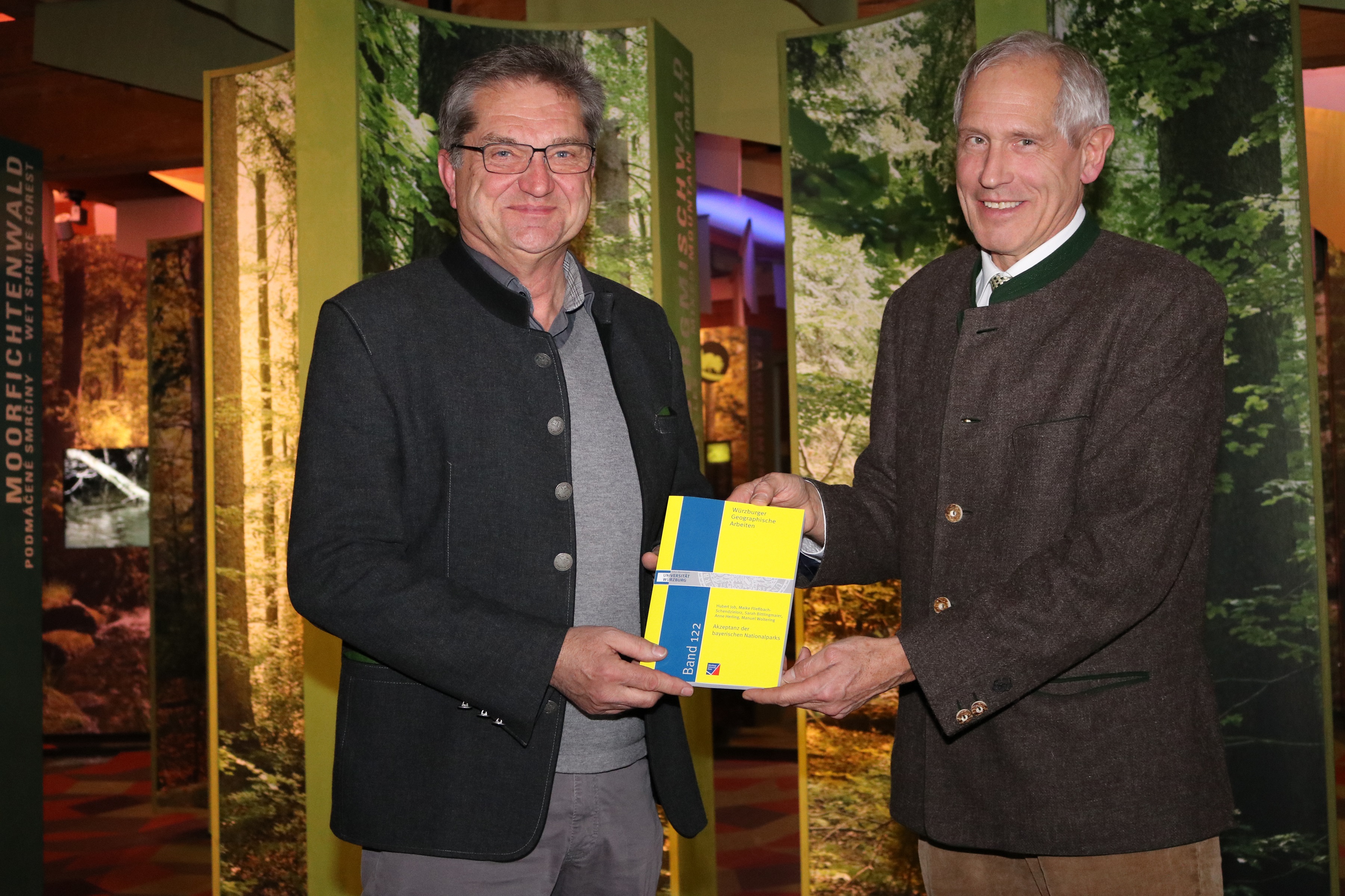Professor Hubert Job (r.) überreichte Nationalparkleiter Dr. Franz Leibl die Ergebnisse der Akzeptanzstudie in Buchform. (Foto: Annette Nigl / Nationalpark Bayerischer Wald)