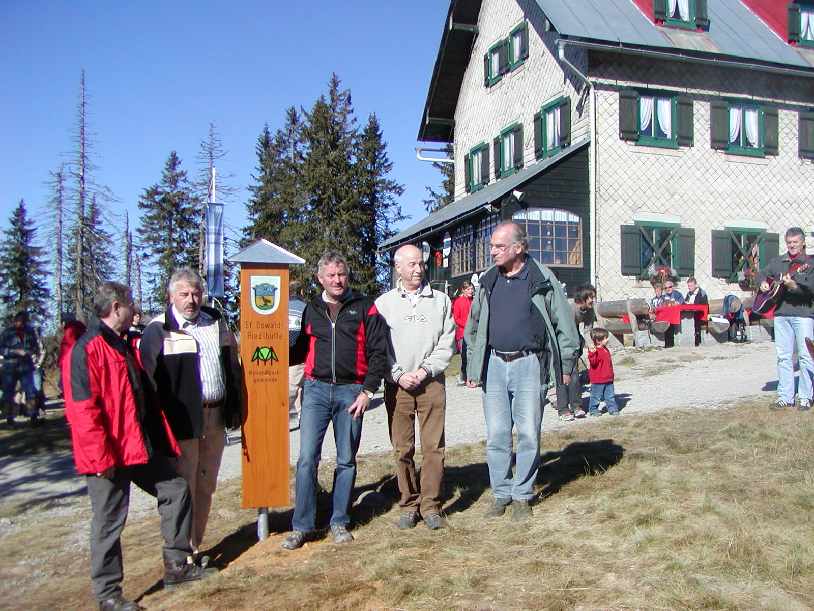 Einweihung der Drei-Gemeinde-Säule beim Waldschmidthaus: die 3 Bürgermeister, Heiner Rall vom Nationalpark und Günther Freund vom Vermessungsamt