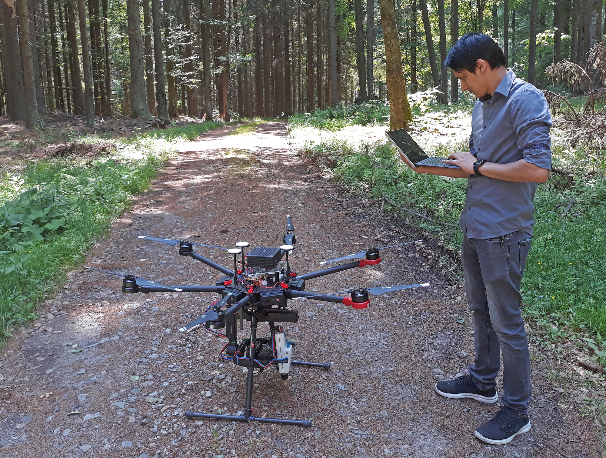 Rajan Paudyal vom Technologiecampus Freyung mit der Hightech-Drohne, die nach Fichten sucht, die mit dem Buchdrucker befallenen sind (Foto: Peter Hofmann /Nationalpark Bayerischer Wald)