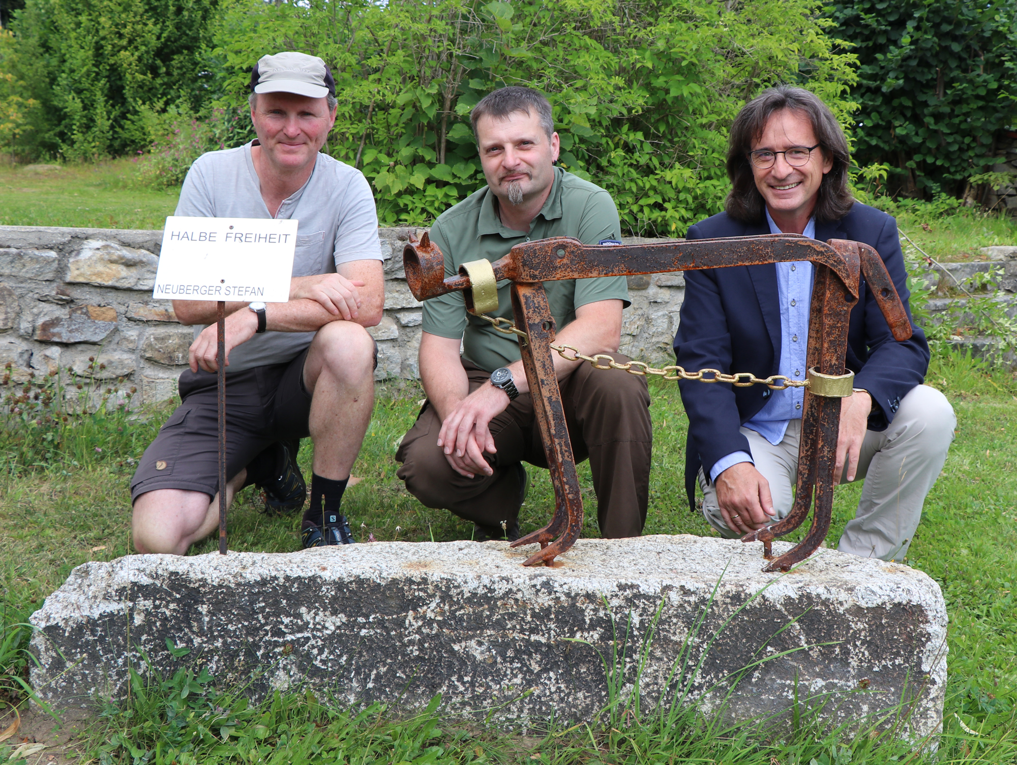  
Bei der Einweihung der Luchs-Skulptur: Reinhold Gaisbauer (von links), Stefan Neuberger und Frank Henzler. (Foto: Gregor Wolf/Nationalparkverwaltung Bayerischer Wald)