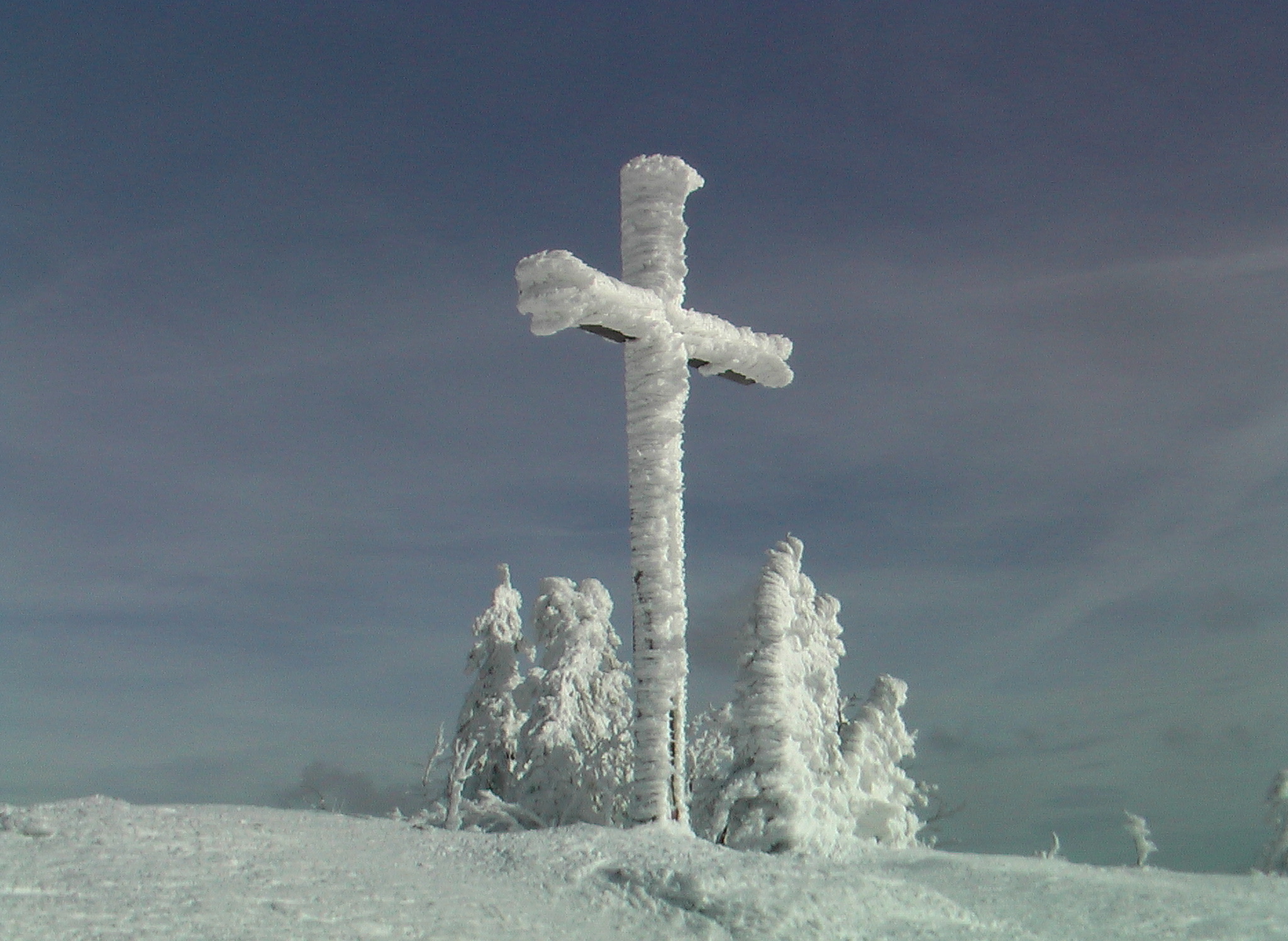 Lusen-Gipfelkreuz, eiszerzaust