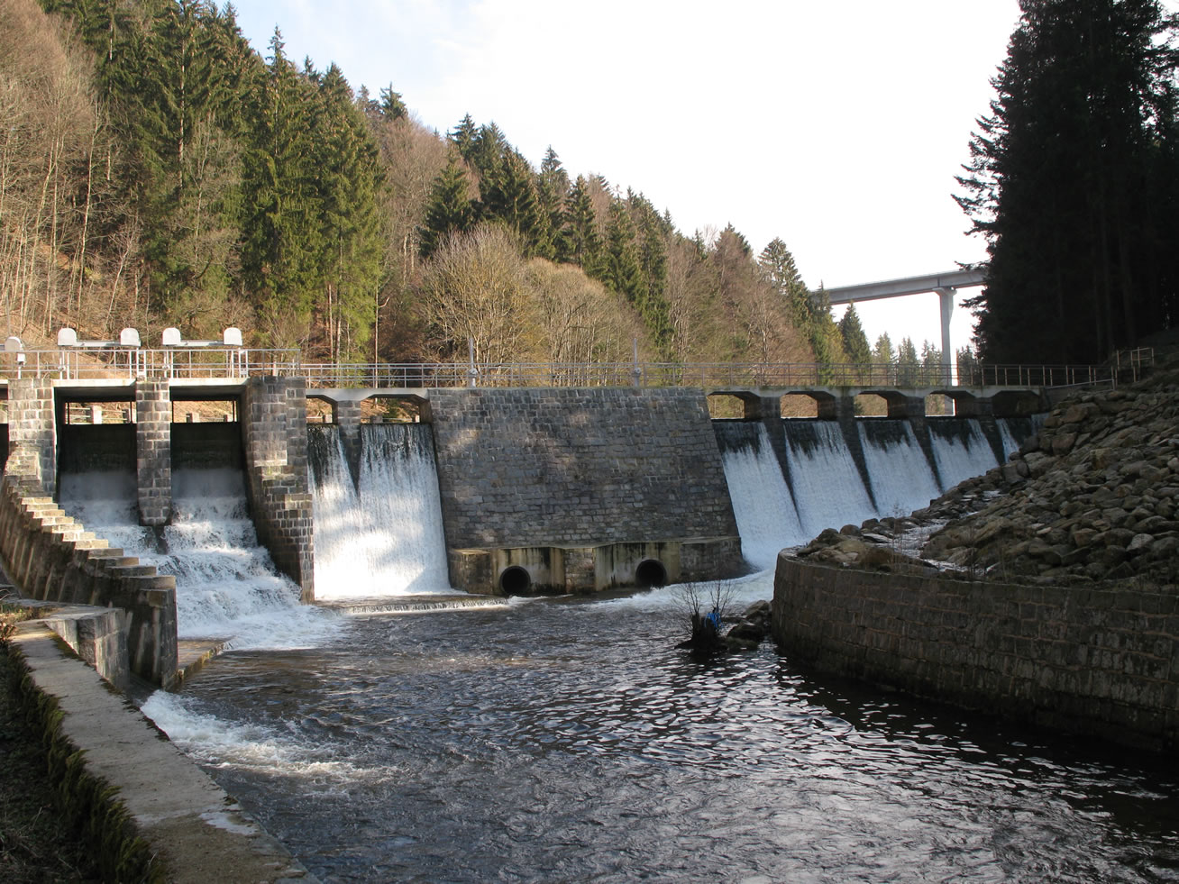 Saußbachsee Stauwehr im Hintergrund Saußbachbrücke B12