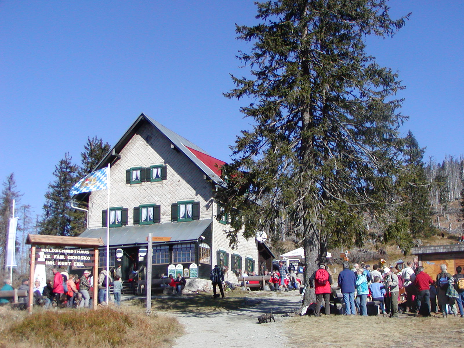 viele Besucher bei der Einweihung der Drei-Gemeinde-Säule beim Waldschmidthaus