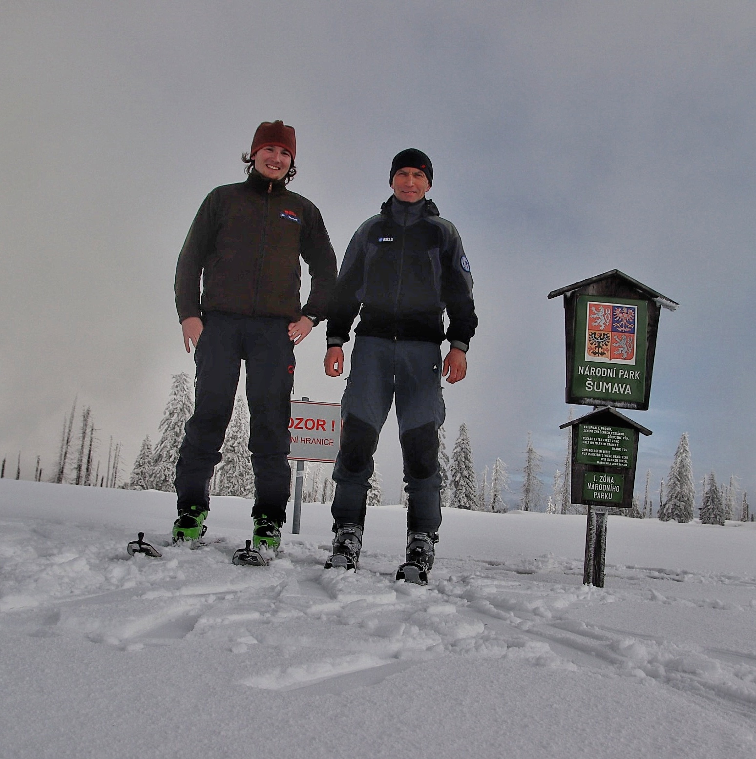 Gemeinsame Streifen bayerischer und tschechischer Ranger, wie hier von Michael Pscheidl (links) und Pavel Nedved in der Nähe des Grenzübergangs Gsenget, wird es in Zukunft häufiger geben. (Foto: Michael Pscheidl/Nationalpark Bayerischer Wald) 