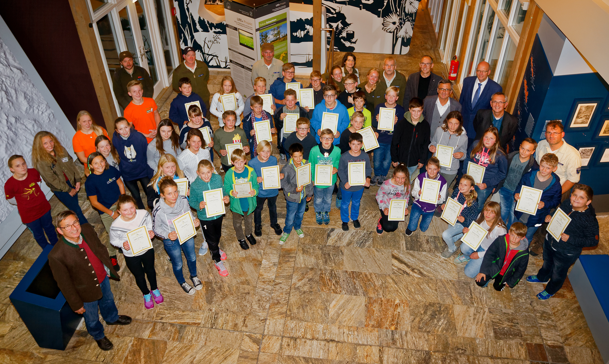 Gruppenfoto mit Urkunde: Der 20. Junior-Ranger-Jahrgang mit Rangern und Ehrengästen im Hans-Eisenmann-Haus. (Foto: Steffen Krieger)