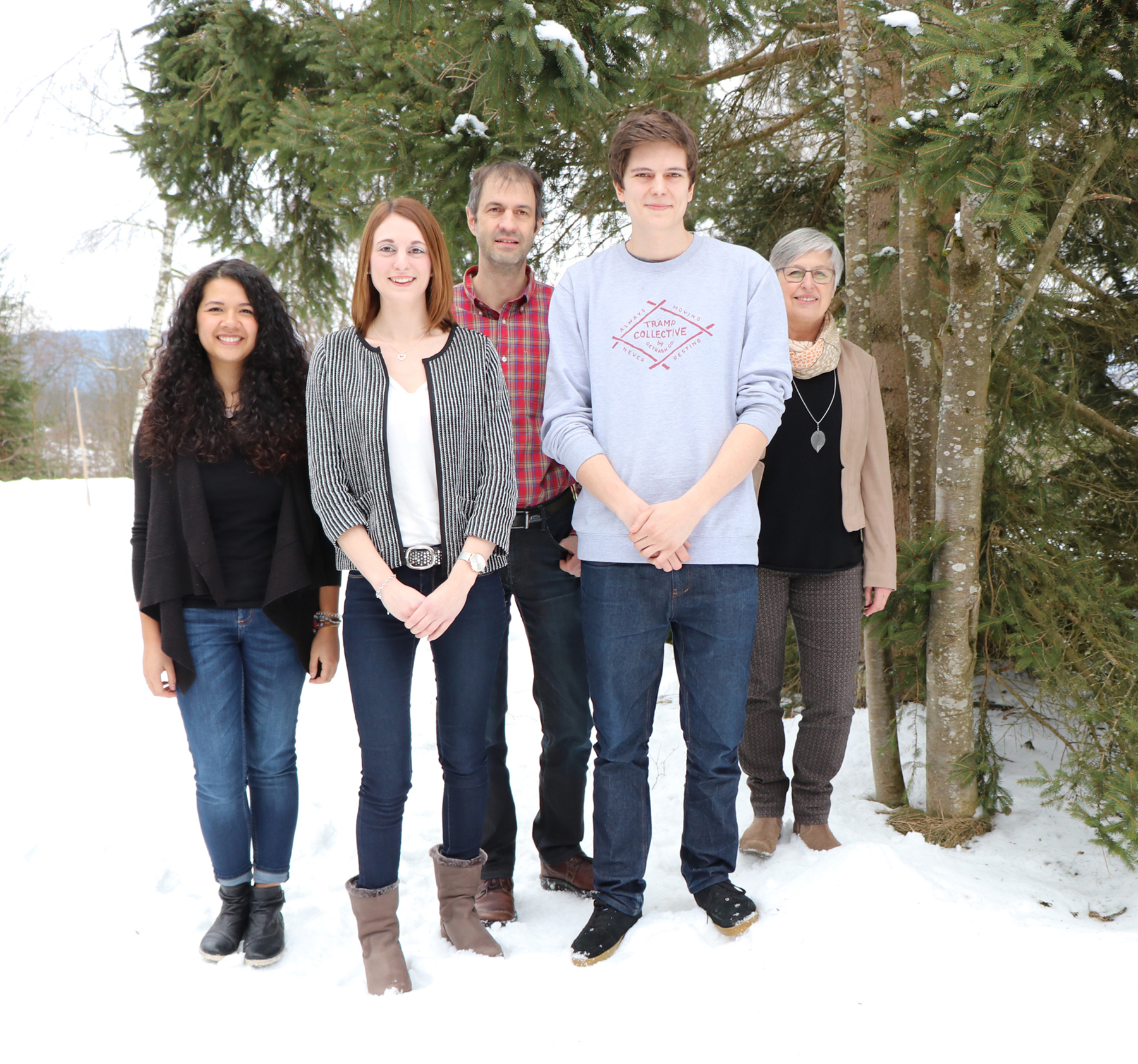 Bei der Siegerehrung im Hans-Eisenmann-Haus: Projektkoordinatorin Karin Kircher (von links), Drittplatzierte Sabrina Liepold, stellvertretender Nationalparkleiter Jörg Müller, Gewinner Sebastian Wosch und Nationalparkpraktikantin Verena Hördegen. (Foto: Gregor Wolf/Nationalpark Bayerischer Wald)