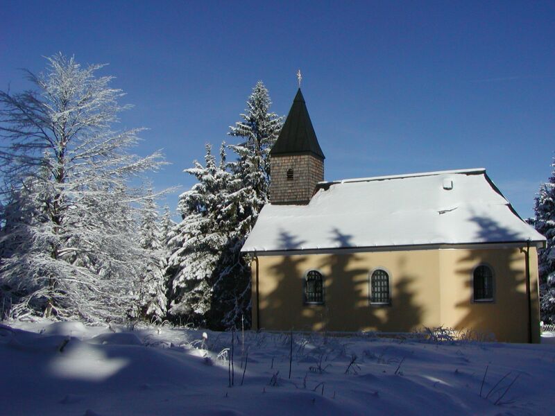 Die Kirche von Lepopoldsreut an der Loipe am Goldenen Steig