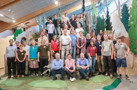 Trafen sich zum fachlichen Austausch im Hans-Eisenmann-Haus, Moorschützer der Bayerischen Staatsverwaltung. Nationalparkleiterin Ursula Schuster (Vordergrund, Mitte) begrüßte die rund 50 Klausurteilnehmer. (Foto: Nationalpark Bayerischer Wald)