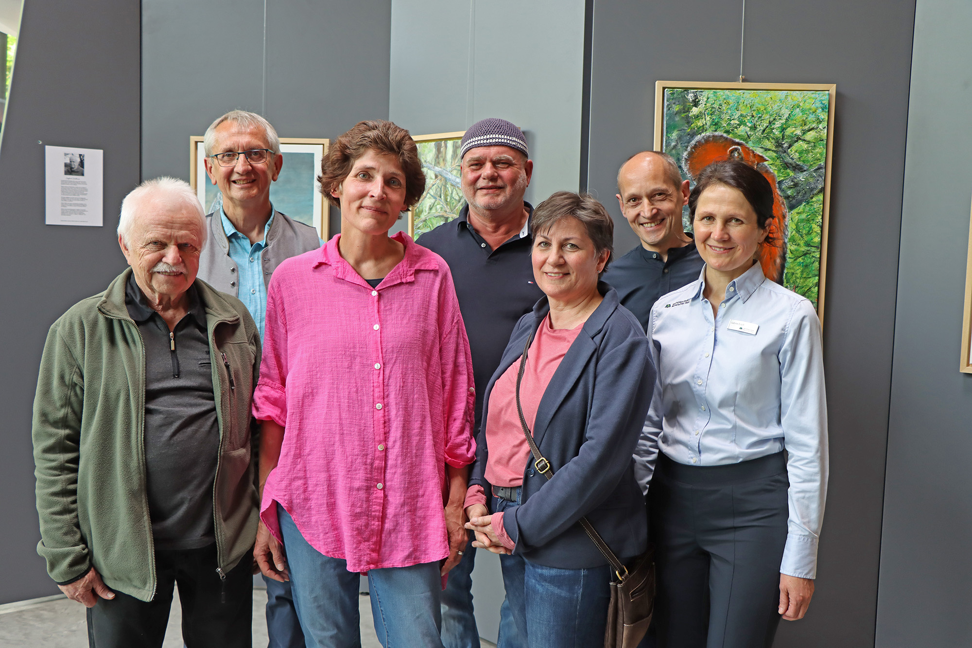 Freuen sich über die gelungene Ausstellung: Siegfried Stockbauer (von links), Josef Wanninger, Susanne Zuda, Michael Schreiner, Regina Fleck, Achim Klein und Sabine Eisch. (Foto: Gregor Wolf / Nationalpark Bayerischer Wald)