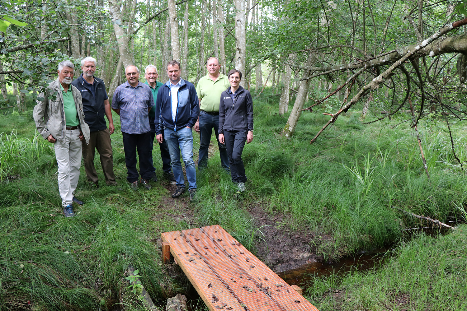 Freuen sich über die gemeinsame Aktion am Kolbersbach: Nationalparkleiterin Ursula Schuster (v.r.), Alois Däuschinger, Naturschutzwart der Wald-Vereins-Sektion Lindberg-Falkenstein, Bürgermeister Gerd Lorenz, Günther Hannes, Vorsitzender des Naturschutzbeirate des Wald-Vereins, Sektionsvorsitzender Franz Winter, Nationalparkdienststellenleiter Ingo Brauer sowie der Wegepate der Gemeinde, Hermann Kastl. (Foto: Nationalpark Bayerischer Wald)