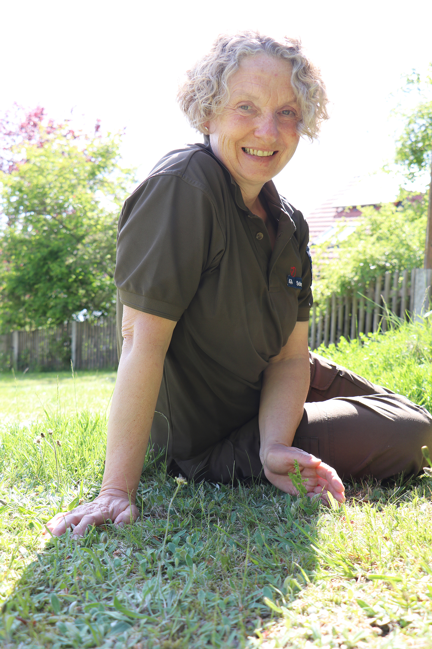 Rangerin Brigitte Schreiner hat in ihrem Garten in der Gemeinde Mauth eine Echte Mondraute gefunden. (Foto: Nationalpark Bayerischer Wald)