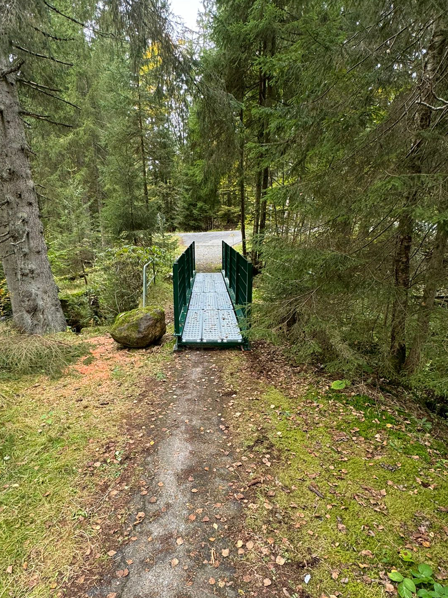 Dank einer Behelfsbrücke kann der Radweg von der Schwarzachstraße Richtung Racheldiensthütte nun wieder befahren werden. (Foto: Stefan Vießmann/Nationalpark Bayerischer Wald)
