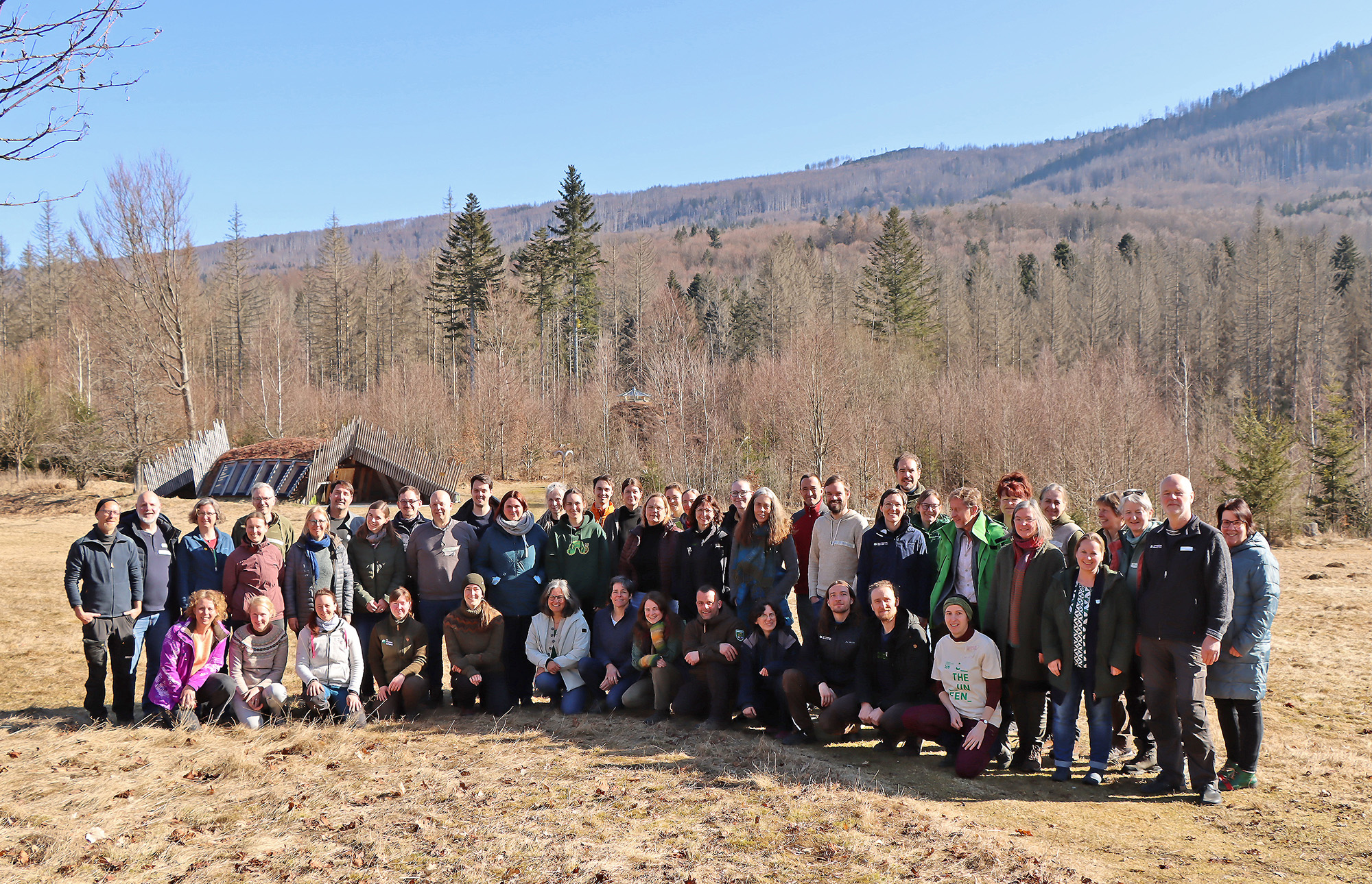 Zum Gruppenfoto versammelten sich die Bildungsexperten vorm Wiesenbett des Wildniscamps.  (Foto: Gregor Wolf / Nationalpark Bayerischer Wald) Zum Gruppenfoto versammelten sich die Bildungsexperten vorm Wiesenbett des Wildniscamps.  (Foto: Gregor Wolf / Nationalpark Bayerischer Wald)