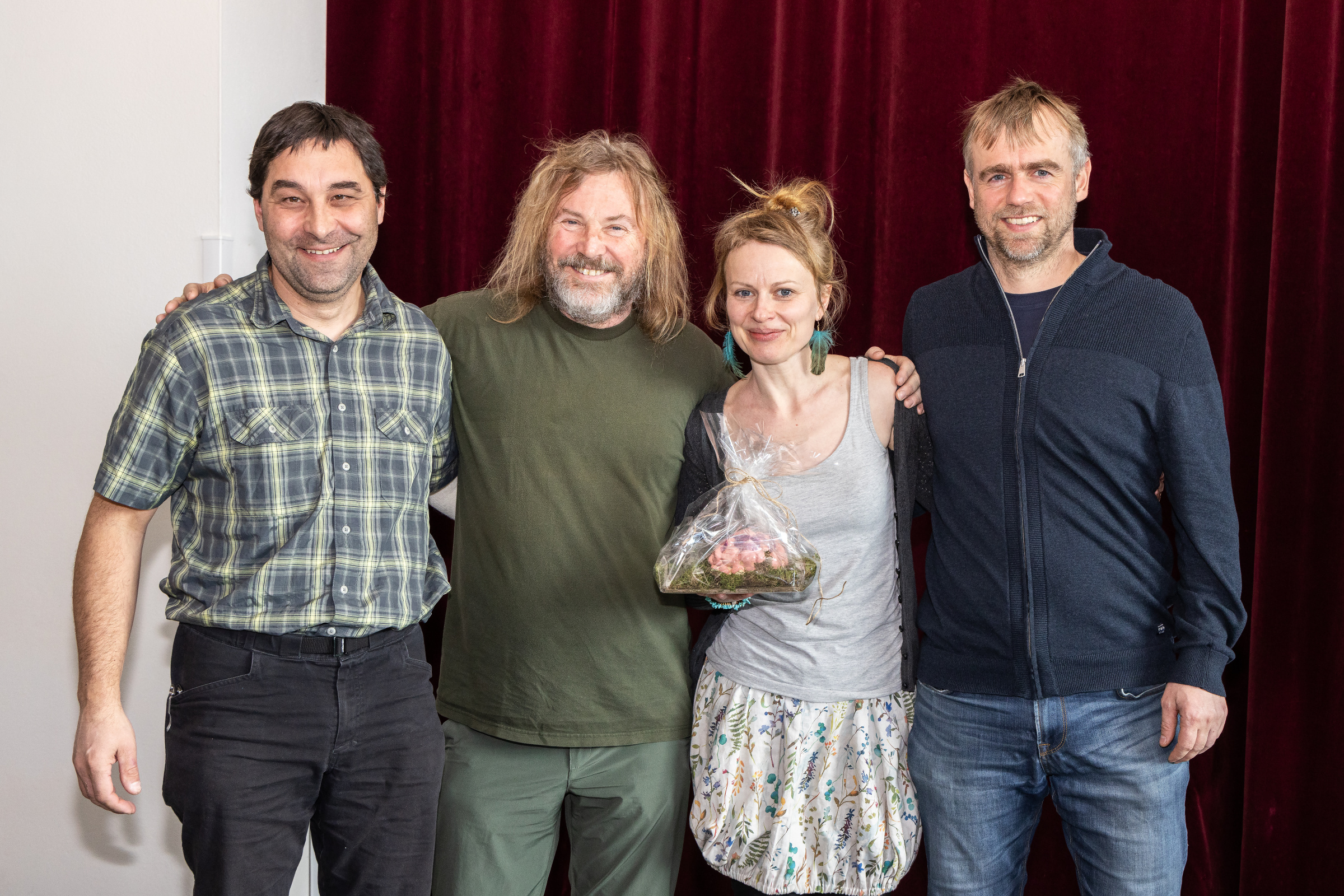 Pavel Hubený, Direktor der Nationalparkverwaltung Šumava (2.v.), gratulierte den Siegern des „Gehirnpilz-Wettbewerbs Jens Schlüter aus dem Nationalpark Bayerischer Wald (v.r.) sowie Ivana Vašíčková und Vladimír Dvořák aus Tschechien. (Foto: Jan Dvořák /Nationalpark Šumava) Pavel Hubený, Direktor der Nationalparkverwaltung Šumava (2.v.), gratulierte den Siegern des „Gehirnpilz-Wettbewerbs Jens Schlüter aus dem Nationalpark Bayerischer Wald (v.r.) sowie Ivana Vašíčková und Vladimír Dvořák aus Tschechien. (Foto: Jan Dvořák /Nationalpark Šumava)