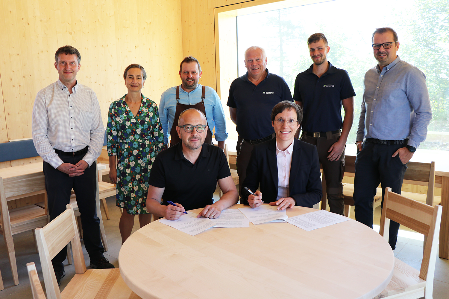 Nationalparkleiterin Ursula Schuster und Pächter Bernhard Fuchs (vorne) unterzeichneten den Pachtvertrag für das Café Wistlberg. Darüber freuten sich auch die Nationalparkmitarbeiter Hubert Wachter (l.), Hans-Georg Simmet (3.v.r.) und Johannes Schmid (2.v.r) sowie das Team vom Gasthaus Fuchs mit Birgit Fuchs (2.v.l.), Thomas Dorner (3.v.l.) und Stefan Dorner (r.). (Foto: Nationalpark Bayerischer Wald) Nationalparkleiterin Ursula Schuster und Pächter Bernhard Fuchs (vorne) unterzeichneten den Pachtvertrag für das Café Wistlberg. Darüber freuten sich auch die Nationalparkmitarbeiter Hubert Wachter (l.), Hans-Georg Simmet (3.v.r.) und Johannes Schmid (2.v.r) sowie das Team vom Gasthaus Fuchs mit Birgit Fuchs (2.v.l.), Thomas Dorner (3.v.l.) und Stefan Dorner (r.). (Foto: Nationalpark Bayerischer Wald)