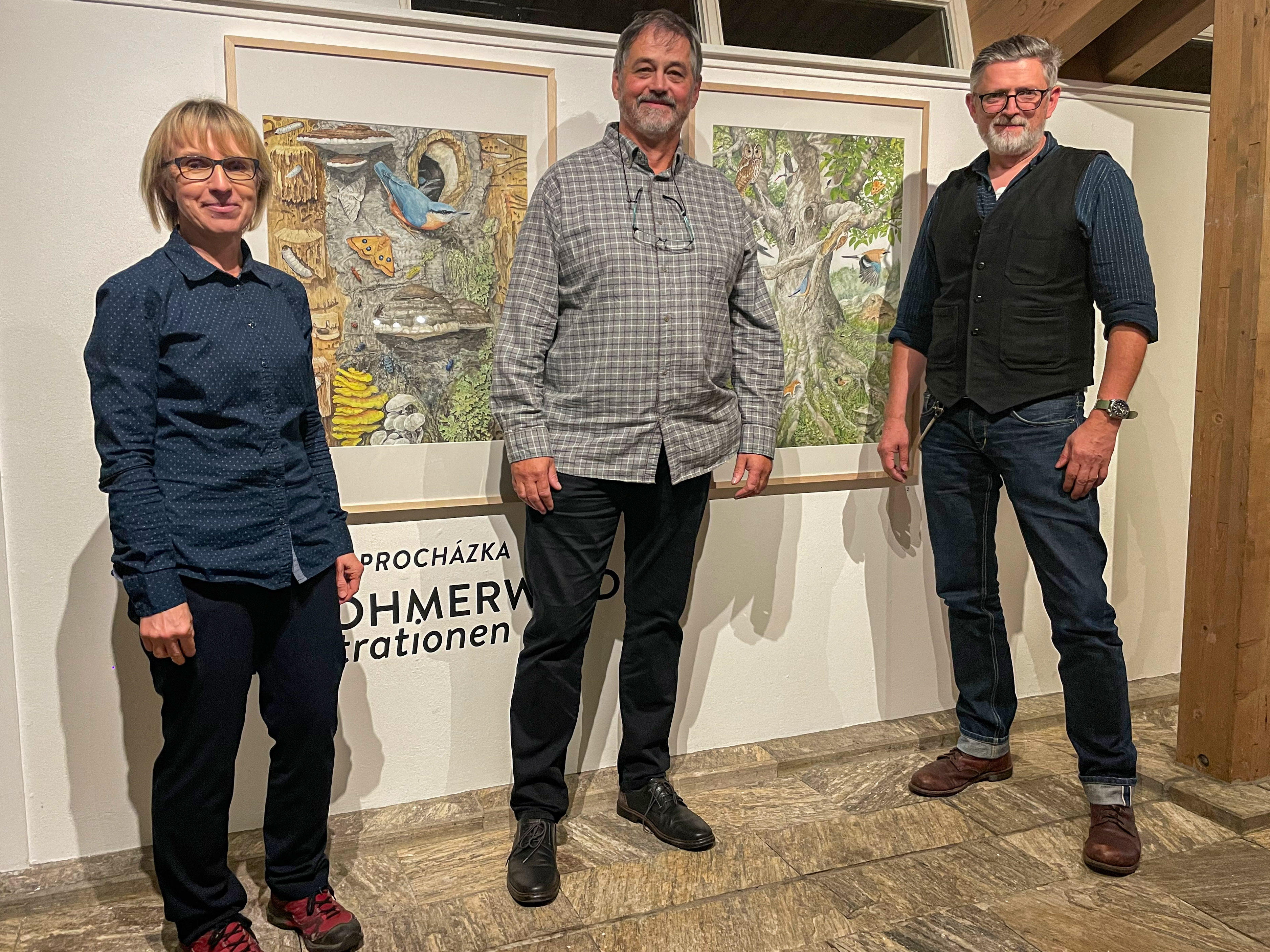 Freuten sich über eine gelungene Ausstellungseröffnung, (v.l.) Martina Kučerová, Leiterin der Umweltbildung im Nationalpark Šumava, Illustrator Pavel Procházka und Christian Binder, Leiter des Hans-Eisenmann-Hauses. Freuten sich über eine gelungene Ausstellungseröffnung, (v.l.) Martina Kučerová, Leiterin der Umweltbildung im Nationalpark Šumava, Illustrator Pavel Procházka und Christian Binder, Leiter des Hans-Eisenmann-Hauses.