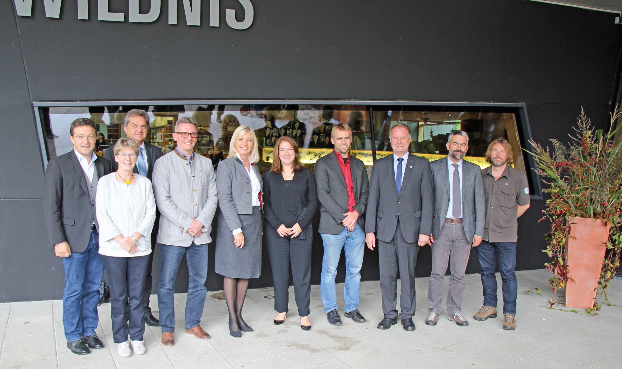 Freuten sich über den gemeinsamen Austausch zur Nationalparkidee: MdL Max Gibis (von links), Lindbergs Bürgermeisterin Gerti Menigat, Nationalparkleiter Franz Leibl, Bayerisch Eisensteins Bürgermeister Georg Bauer, Ministerin Ulrike Scharf, Generalkonsulin Jennifer D. Gavito, Jens Schlüter (Stadtrat in Zwiesel), Regens Vize-Landrat Willi Killinger, Roland Baier (Leiter des Nationalparks Berchtesgaden) und Pavel Hubený (Leiter des Nationalparks Šumava). (Foto: Elke Ohland/Nationalpark Bayerischer Wald) Freuten sich über den gemeinsamen Austausch zur Nationalparkidee: MdL Max Gibis (von links), Lindbergs Bürgermeisterin Gerti Menigat, Nationalparkleiter Franz Leibl, Bayerisch Eisensteins Bürgermeister Georg Bauer, Ministerin Ulrike Scharf, Generalkonsulin Jennifer D. Gavito, Jens Schlüter (Stadtrat in Zwiesel), Regens Vize-Landrat Willi Killinger, Roland Baier (Leiter des Nationalparks Berchtesgaden) und Pavel Hubený (Leiter des Nationalparks Šumava). (Foto: Elke Ohland/Nationalpark Bayerischer Wald)