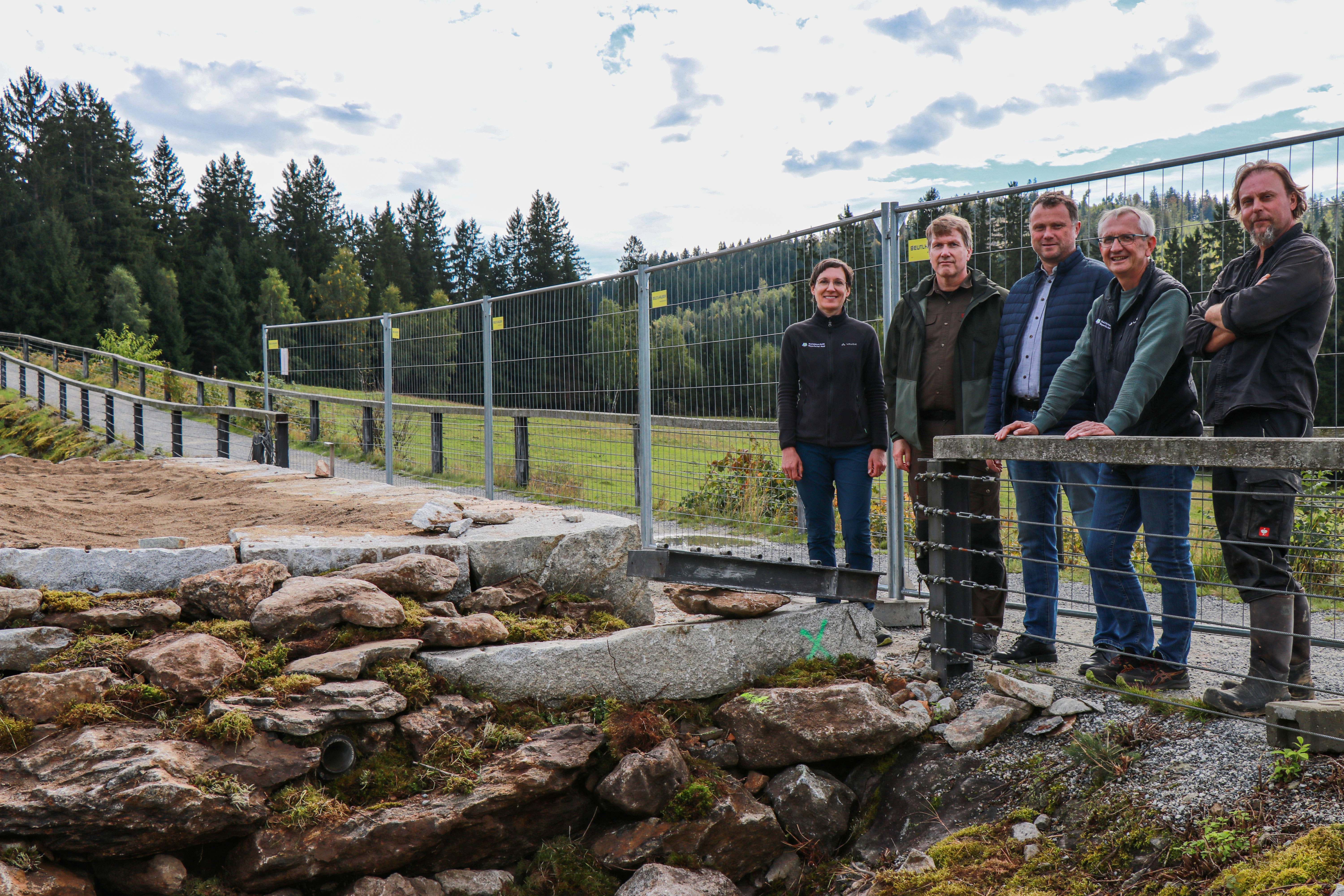Auf Baustellenbesuch am künftigen Gehege für Gelbbauchunken im Nationalparkzentrum Falkenstein: Nationalparkleiterin Ursula Schuster (v.l.), Prof. Marco Heurich, Bürgermeister Gerd Lorenz, Josef Wanninger, Sachgebietsleiter Servicezentren und Bauwesen, und Reptilienexperte Paul Hien. (Foto: Julia Reihofer/Nationalpark Bayerischer Wald) Auf Baustellenbesuch am künftigen Gehege für Gelbbauchunken im Nationalparkzentrum Falkenstein: Nationalparkleiterin Ursula Schuster (v.l.), Prof. Marco Heurich, Bürgermeister Gerd Lorenz, Josef Wanninger, Sachgebietsleiter Servicezentren und Bauwesen, und Reptilienexperte Paul Hien. (Foto: Julia Reihofer/Nationalpark Bayerischer Wald)