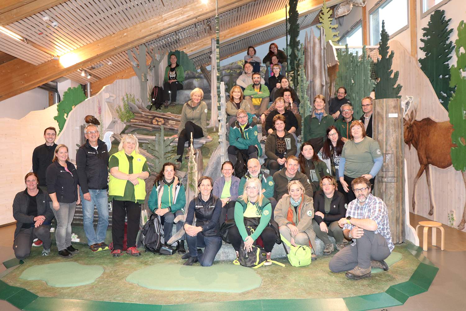 Vertreterinnen und Vertretern von tschechischen Umweltbildungs- und Infozentren erhielten im Nationalpark Bayerischer Wald Infos aus erster Hand, unter anderem von Nationalparkleiterin Ursula Schuster (vorne Mitte). (Foto: Nationalpark Bayerischer Wald) Vertreterinnen und Vertretern von tschechischen Umweltbildungs- und Infozentren erhielten im Nationalpark Bayerischer Wald Infos aus erster Hand, unter anderem von Nationalparkleiterin Ursula Schuster (vorne Mitte). (Foto: Nationalpark Bayerischer Wald)