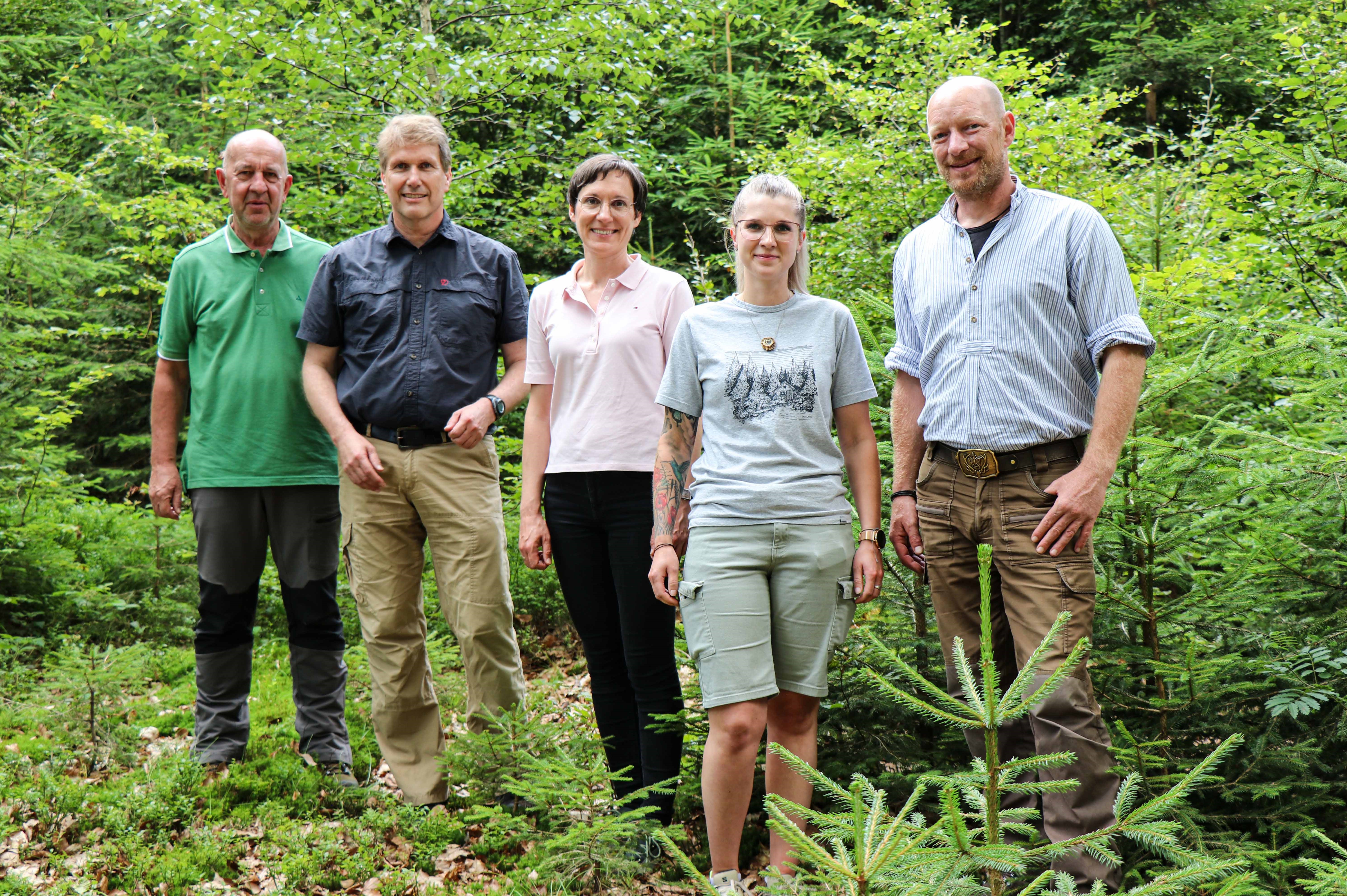 Wünschten Samira Neugebauer einen guten Ausbildungsstart: Nationalparkleiterin Ursula Schuster (m.), Ausbilder Michael Penn (r.) und die Sachgebietsleiter Franz Baierl (l.) und Marco Heurich. (Foto: Nationalpark Bayerischer Wald) Wünschten Samira Neugebauer einen guten Ausbildungsstart: Nationalparkleiterin Ursula Schuster (m.), Ausbilder Michael Penn (r.) und die Sachgebietsleiter Franz Baierl (l.) und Marco Heurich. (Foto: Nationalpark Bayerischer Wald)